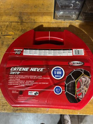 Catene da neve nuove.