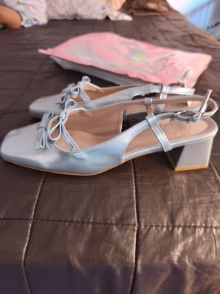 Zapatos plateados con lazo