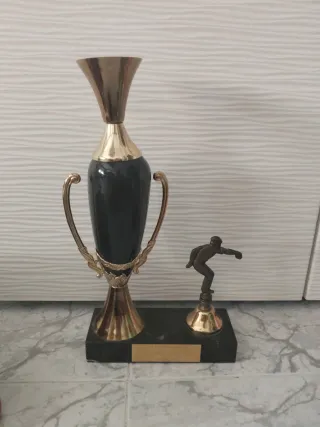 Trofeo deportivo con figura de patinador