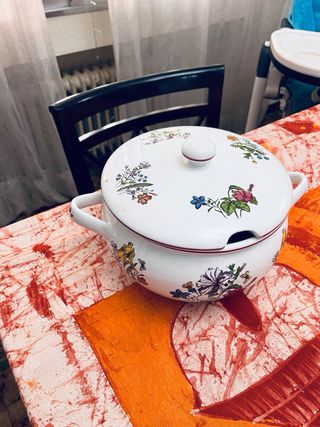 Sopera de cerámica con flores