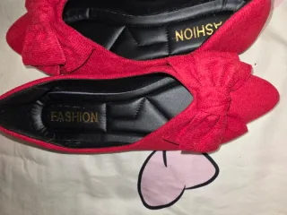 Zapatos planos rojos con lazo