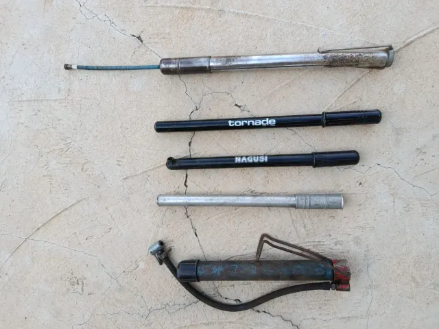 Infladores y bombas de bicicleta antiguas.