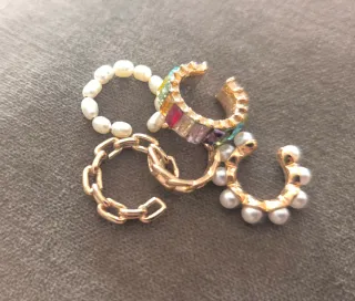 Set de pendientes dorados y multicolor