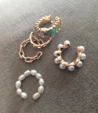 Set de pendientes dorados y multicolor