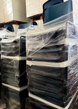 LOTE DE 100 SILLAS APILABLES.