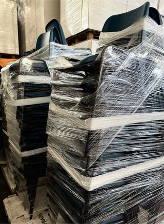 LOTE DE 100 SILLAS APILABLES.