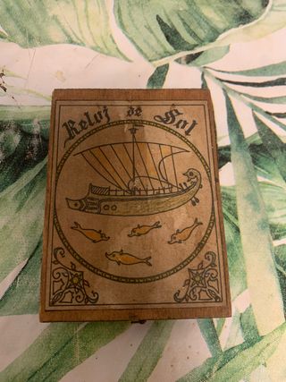 Reloj de Sol antiguo con barco y peces