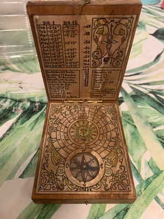 Reloj de Sol antiguo con barco y peces