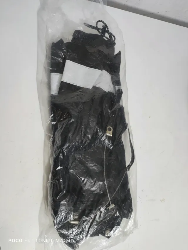 Polainas negras con detalles reflectantes