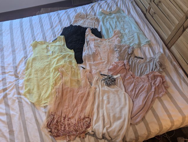 Set di otto camicette per ragazzi con dettagli