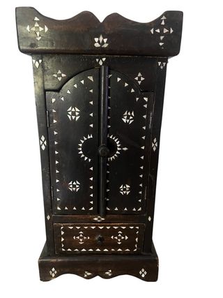 Mueble de madera con incrustaciones
