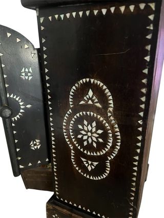 Mueble de madera con incrustaciones