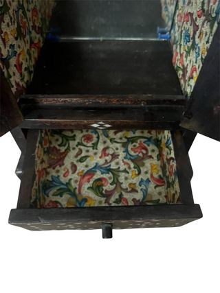 Mueble de madera con incrustaciones