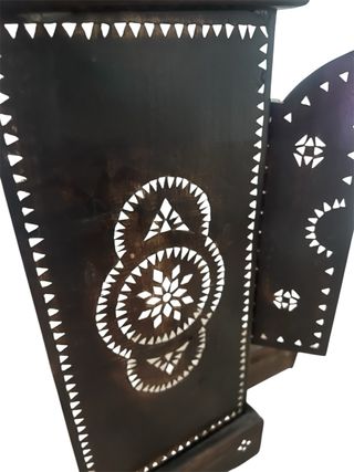 Mueble de madera con incrustaciones