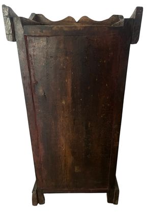 Mueble de madera con incrustaciones