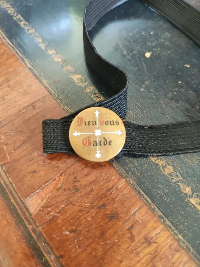 Medallón religioso gótico para liguero