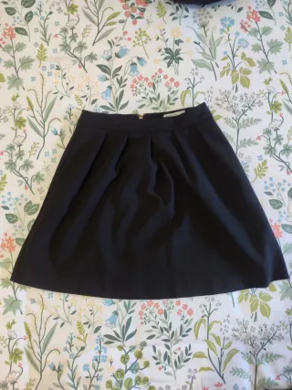 Falda negra plisada
