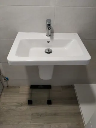 Lavabo y grifo de cerámica blanco