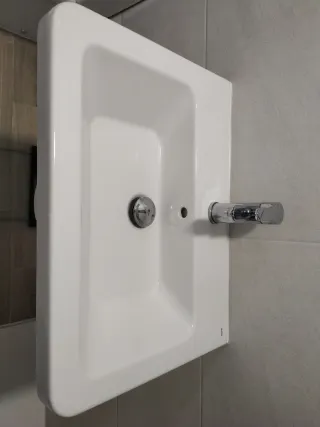 Lavabo y grifo de cerámica blanco