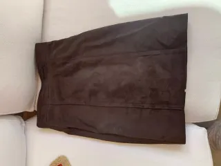 Falda ante marrón por encima de la rodilla