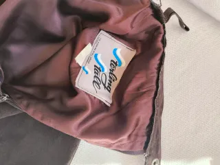 Falda ante marrón por encima de la rodilla