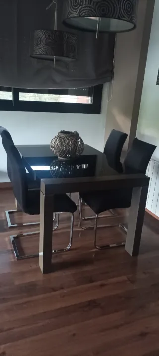 Mesa comedor y 4 sillas