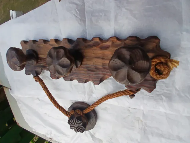 Perchero de madera rústico con cuerda