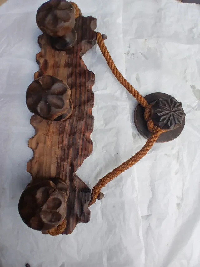 Perchero de madera rústico con cuerda