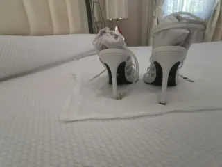 Sandalias de tacón blancas Zara
