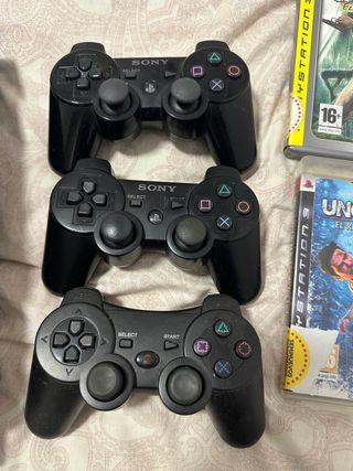 Consola PlayStation 3 con juegos y mandos
