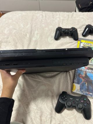 Consola PlayStation 3 con juegos y mandos