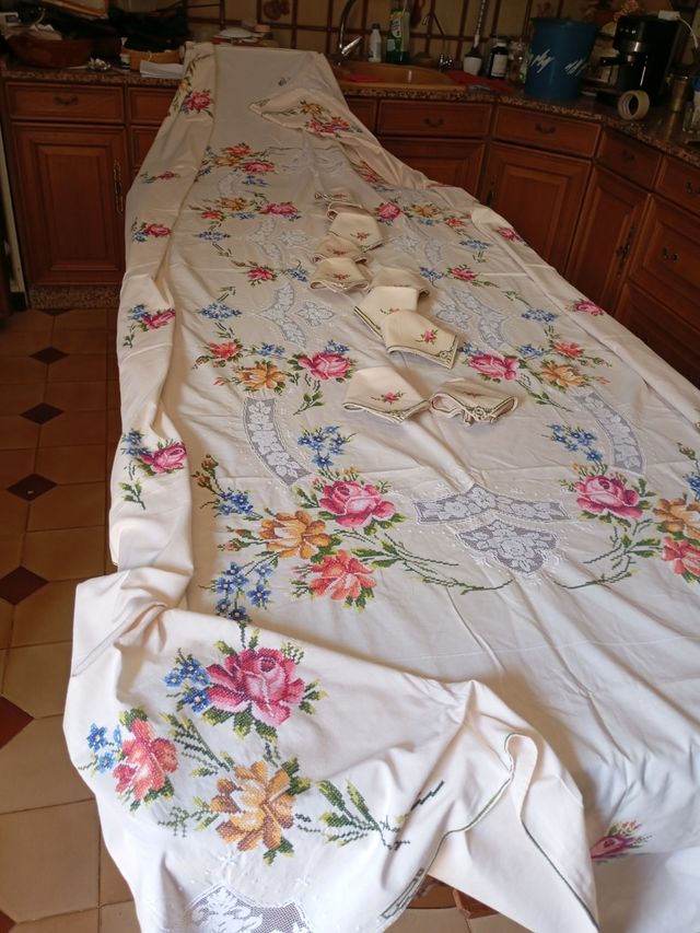 Mantelería bordada a mano rosas con pétalos grande