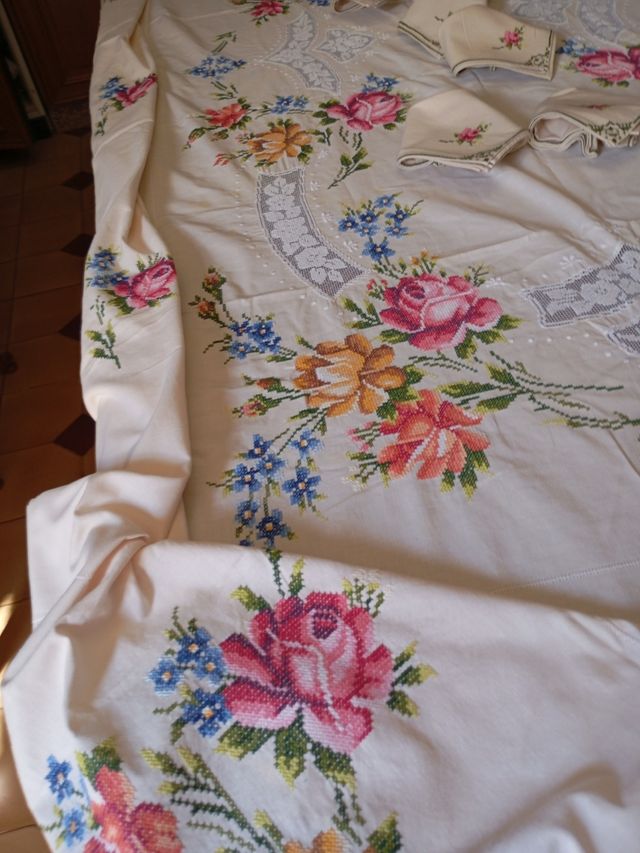 Mantelería bordada a mano rosas con pétalos grande
