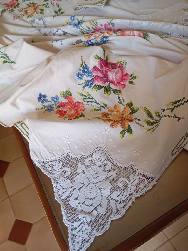 Mantelería bordada a mano rosas con pétalos grande