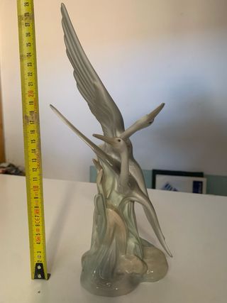 Figura de dos aves en vuelo