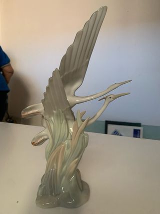 Figura de dos aves en vuelo