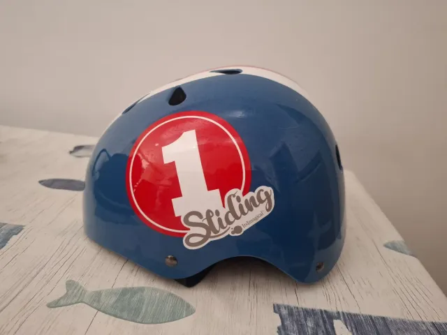 Casco infantil Decathlon azul y blanco