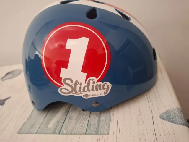 Casco infantil Decathlon azul y blanco