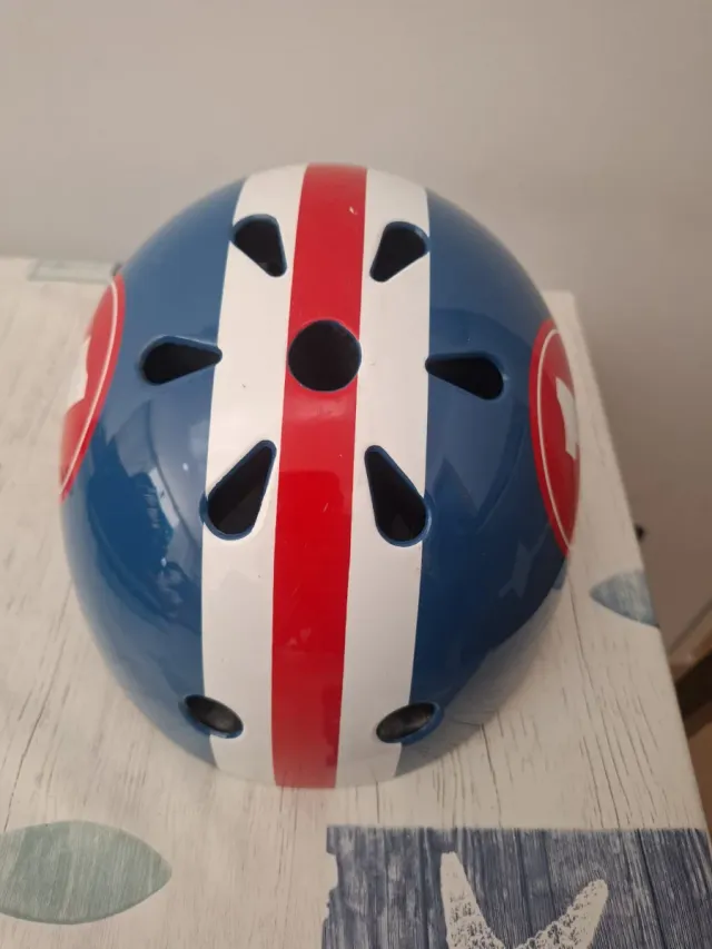 Casco infantil Decathlon azul y blanco