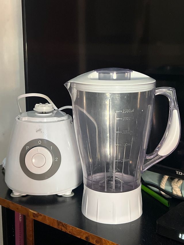 Licuadora blanca con vaso medidor