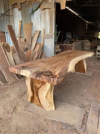 Mesa rústica de madera natural