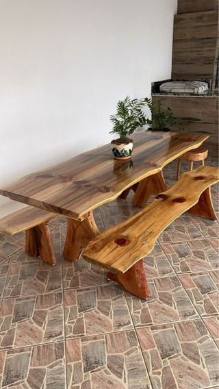 Mesa rústica de madera natural