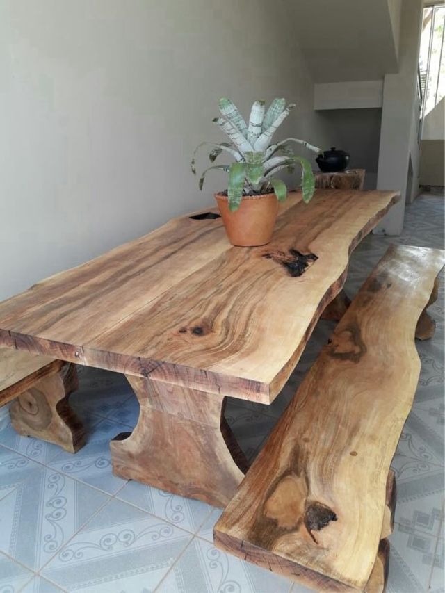 Mesa rústica de madera natural