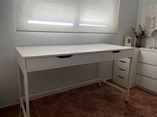 Escritorio blanco y gris con cajones
