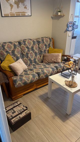 Sofá-cama madera y tela con mesa auxiliar