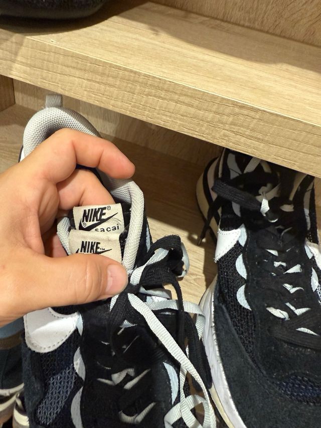 Zapatilla Nike Sacai Negra y Blanca