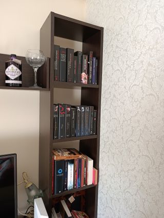 Mueble de salón con vitrina y librería