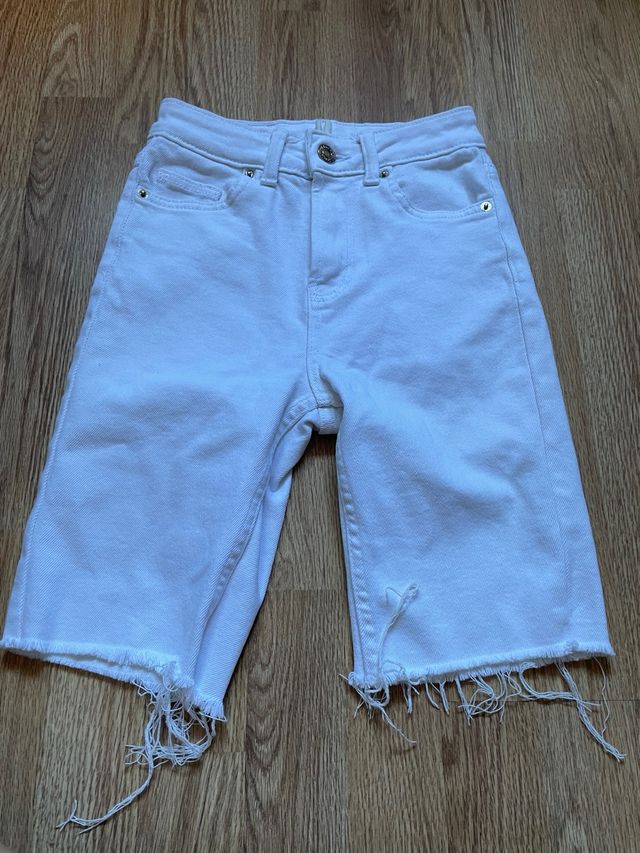 Pantalón vaquero blanco corto desgastado