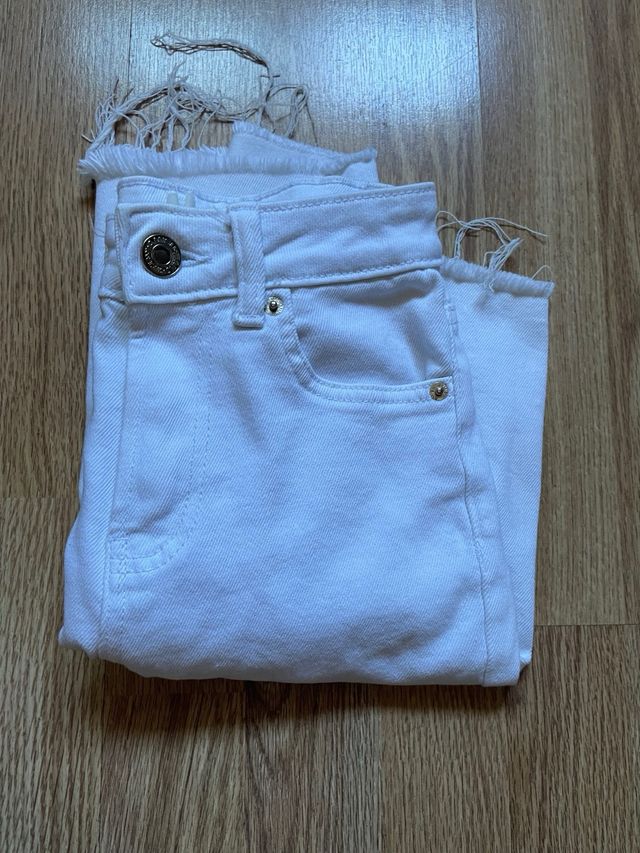 Pantalón vaquero blanco corto desgastado