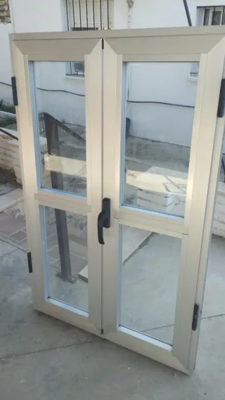 Ventana abatible de aluminio